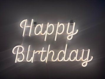 Неоновая вывеска Happy birthday 700x435 Белый HAP-700x435-БІЛ фото